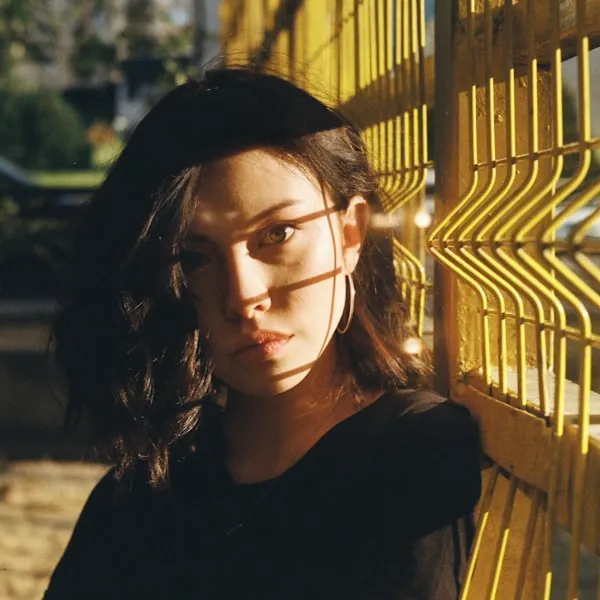 Portret gosta v sproščenem okolju